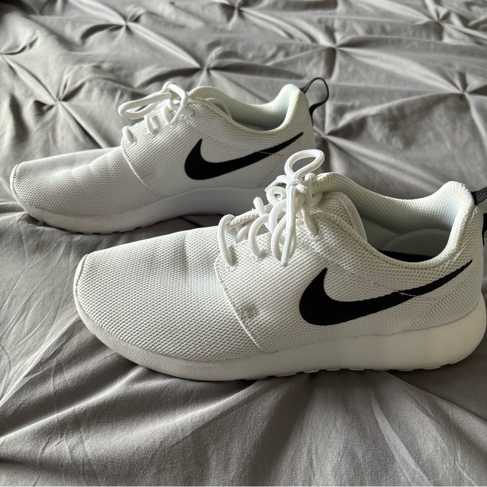 Nike Roshe white/black women’s size 6.5